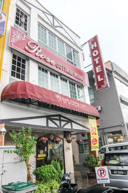 Rose Cottage Hotel Taman Nusa Bestari 2 - Image 1