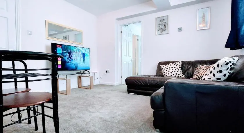 1 Bedroom Annex - Close to Frimley Hospital - Private Entrance - Image 1