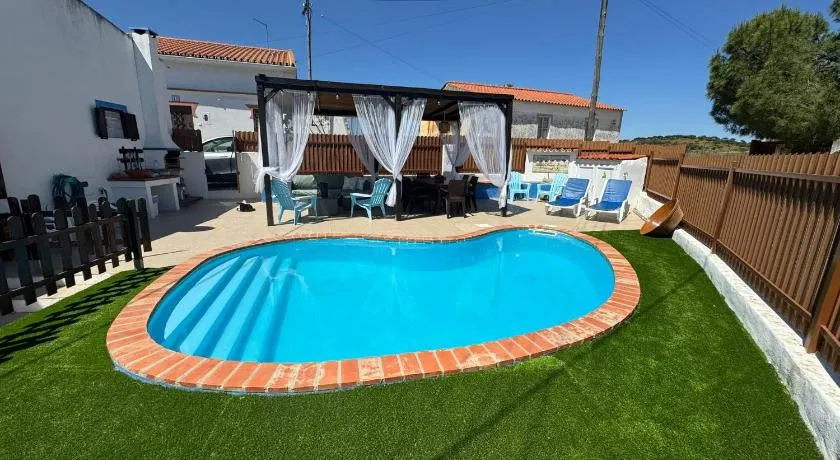 Villa 'Casa D' Avó Lita' avec piscine privée, terrasse privée et Wi-Fi - Image 1