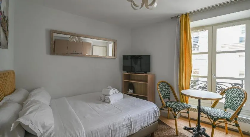 French typical apartment (opéra 5D) - Image 1