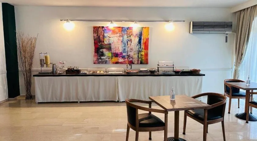 Paradise Hotel - Image 1