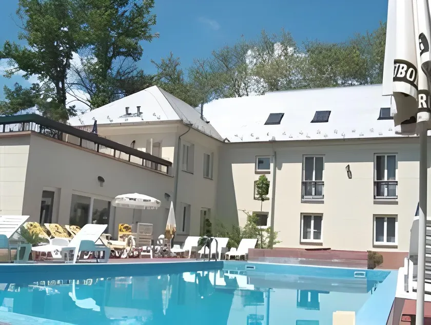 Főnix Hotel - Image 1