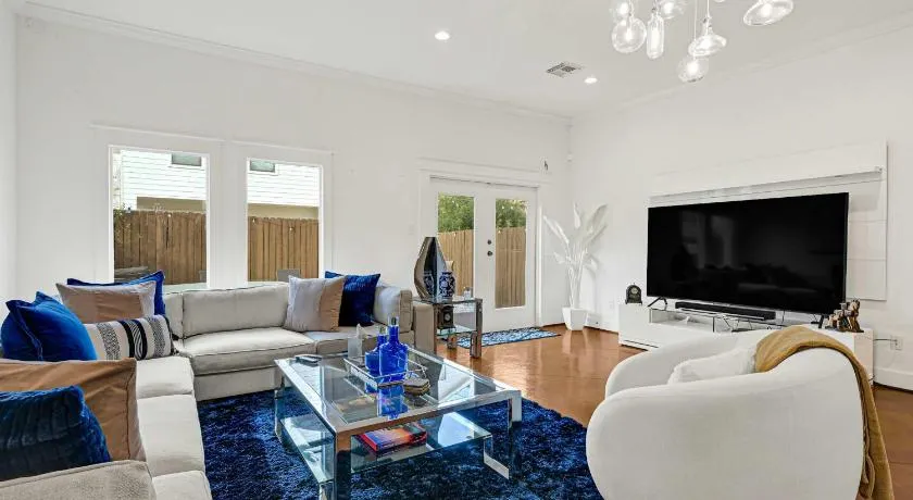 3BR 2,5BA Holiday Home with Power, Wifi & Hot Tub - Image 1