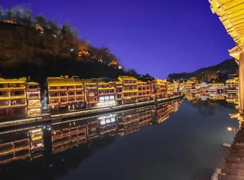 Fenghuang Ancient Town Lazy Cat Riverside Inn - Image 1