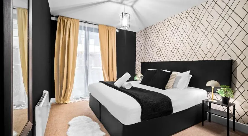 Arcadian Apartment - King Bed - Private Balcony & Secure Parking 14A - Image 1