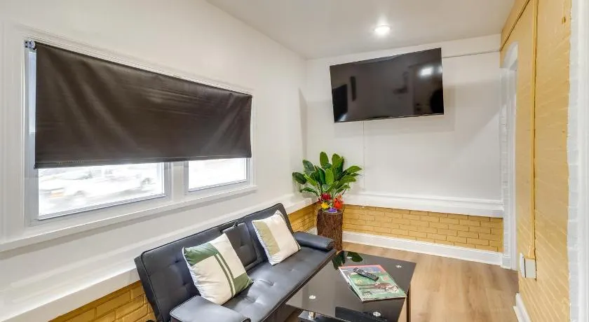 Colorful, Convenient Apt 7 Mi to Lincoln Financial - Image 1