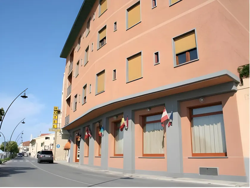 Roma Hotel - Image 1