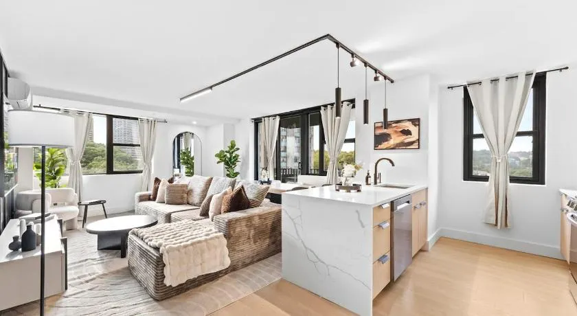 Luxury Oasis Near NYC Met life Sleeps 12 - Image 1