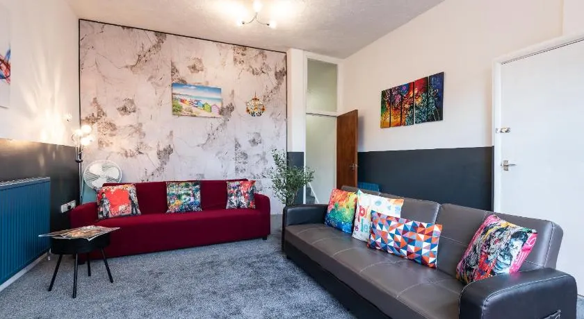 6 Roomy Bedrooms Favour Spacious Inn - Sleeps 13 Hull Central Location - Image 1