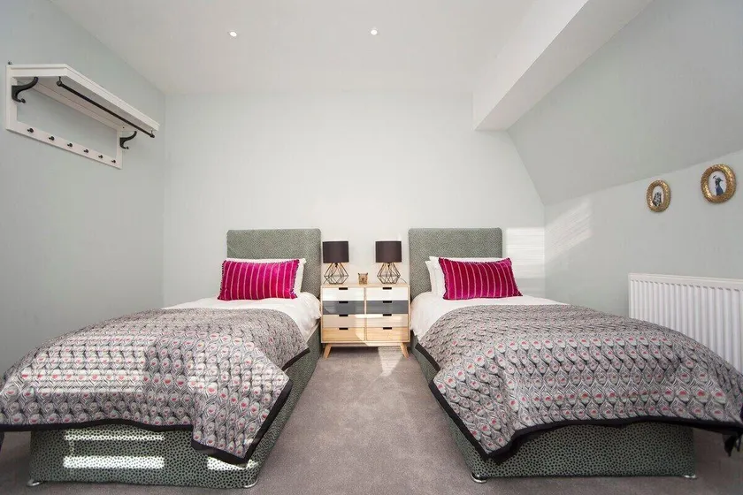 Spacious Georgian Coach House with Parking - Image 1