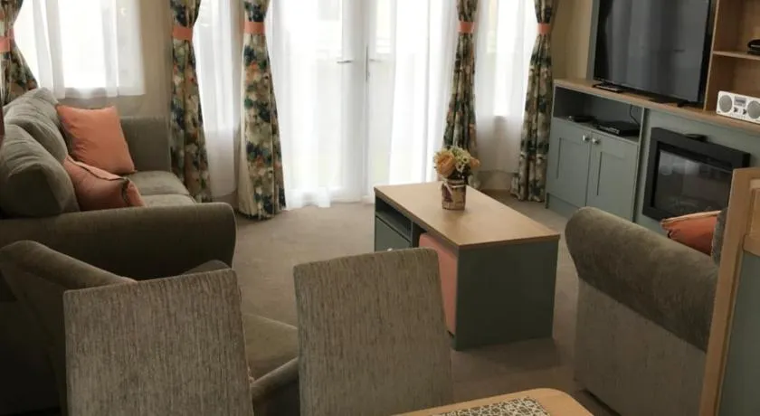 The Roecliffe, Holiday mid-lodge, Shorefield Country Park - Image 1