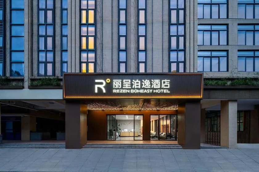 REZEN BOHEASY HOTEL - Image 1