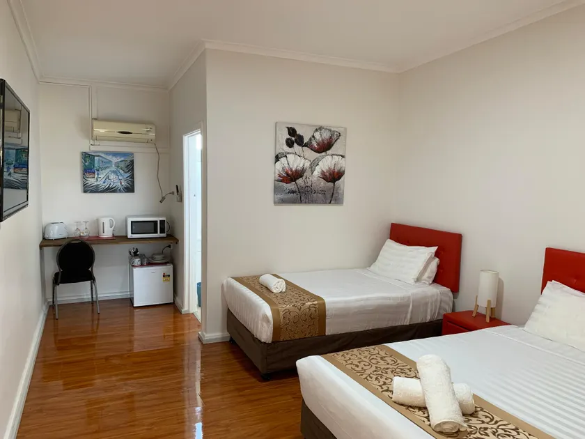 TORRUMBARRY MOTEL - Image 1