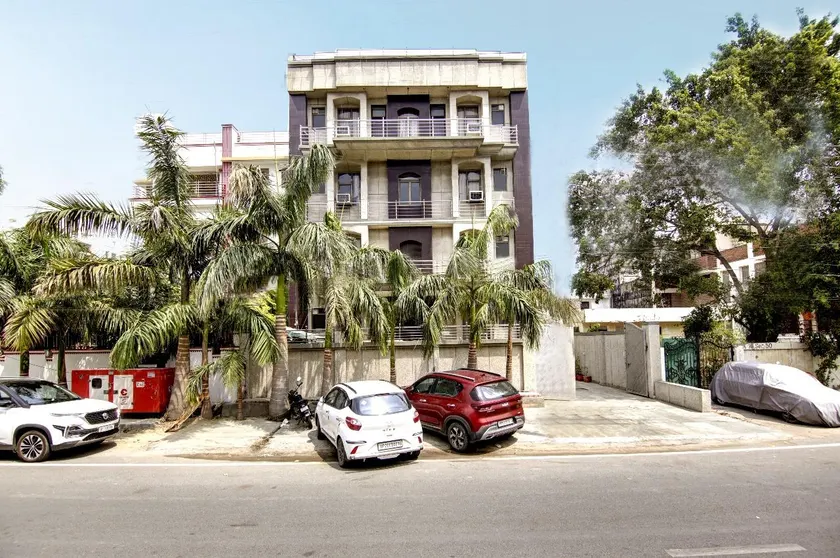 Hotel Vibe Blue Sec 70, Near Kailash Hospital & Sec 61 -52 Metro - Image 1