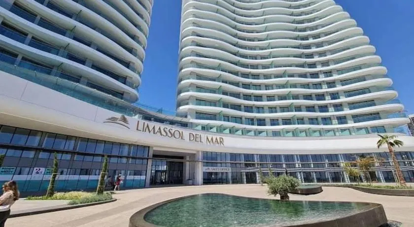 Del Mar 2 Luxe Bedroom 'C' Highrise Residence - Image 1
