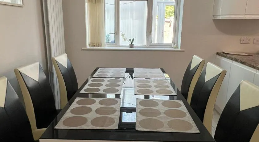 Spacious 4 bed Farnborough AirShow - Image 1