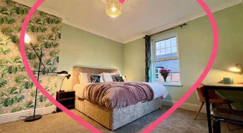 The Lily•Central Beeston•Private Apartment•SmartTV•Free Wi-Fi•Tram• - Image 1