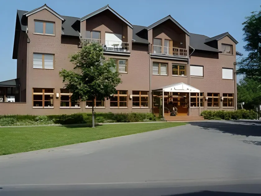 Olympia Hotel & Restaurant - Image 1