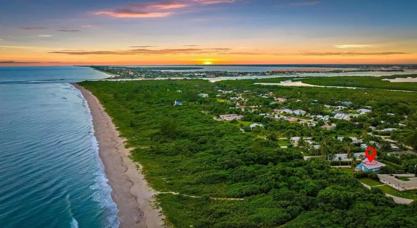 Surfside Beachfront Escape - Neat and Bright - Image 1
