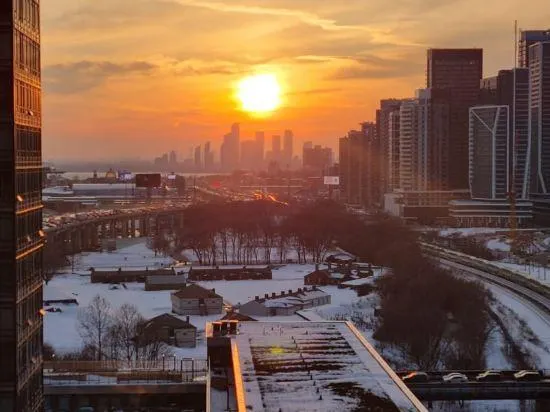 Breathtaking Toronto Waterfront 1+1 2BR | CN Tower, Lake & City Sunset Perfection - Image 1