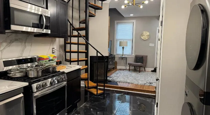Unique Townhouse near Metro - Image 1