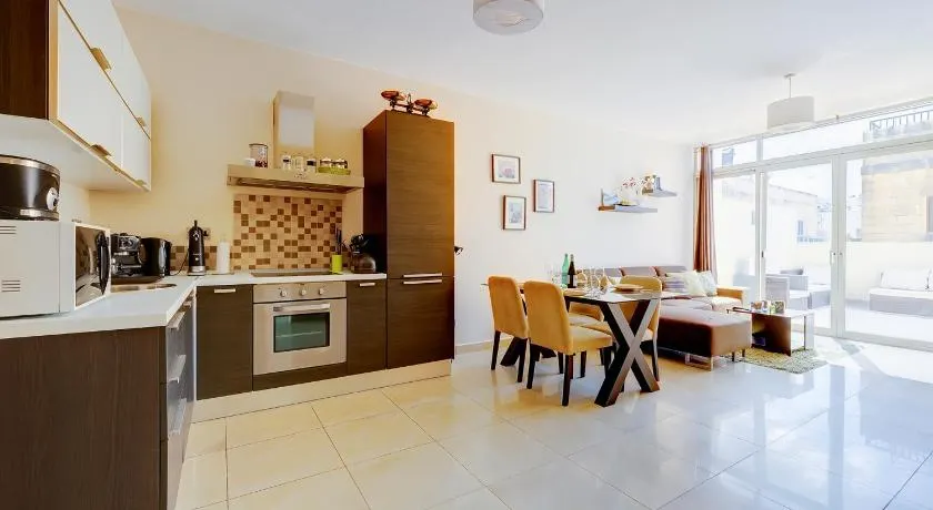 Cosy 1BR Penthouse close to the Promenade - Image 1