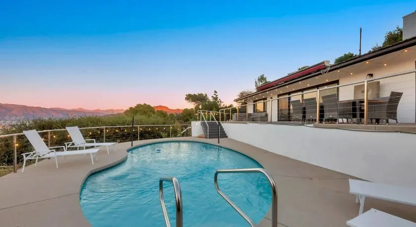 4BR Hilltop Villa by Universal Studios with Pool and Amazing Views - Image 1