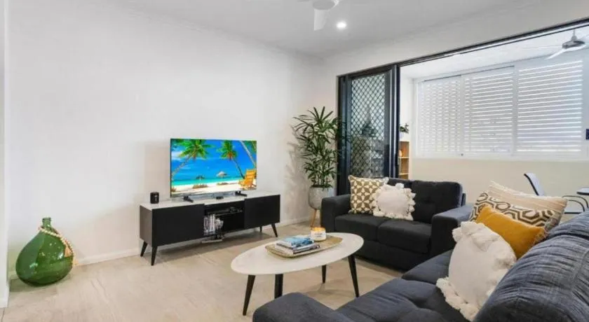 City Escape Loft Apartments Cairns CBD - Image 1