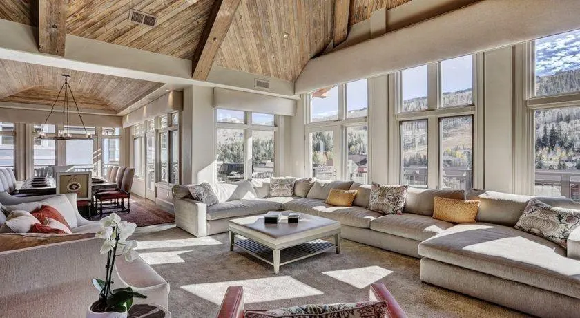 Luxury Mountain-Side Penthouse with Stunning Views - Image 1