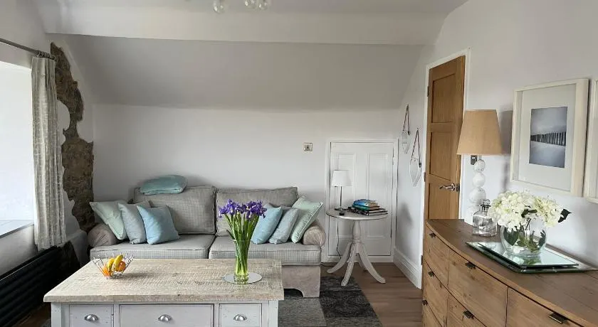 Woodlands Coastal Apartment - Image 1