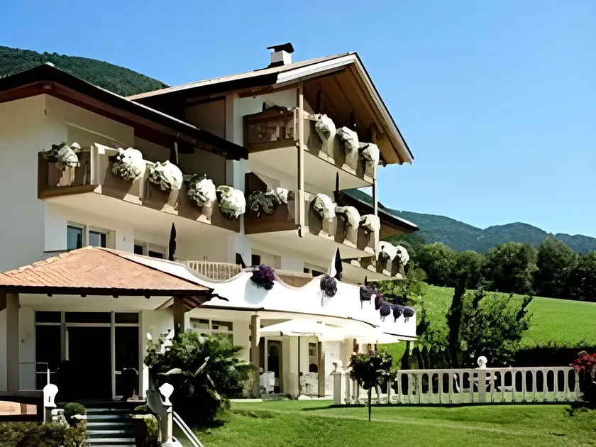 Landpalais Goyenhof - Deluxe Suites & Breakfast - Image 1