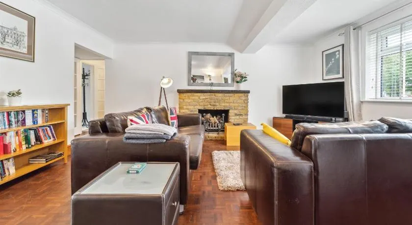 5 double beds in a detached house in Cheshunt - Image 1