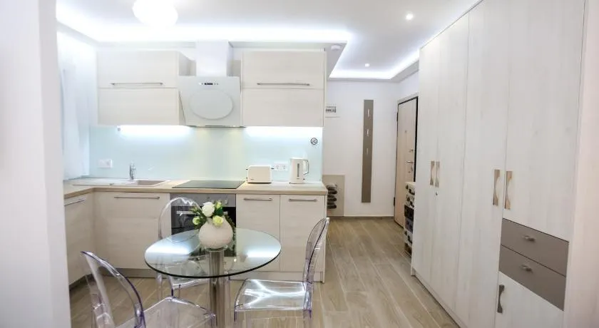 Laura Lifestyle and White Tower - Image 1