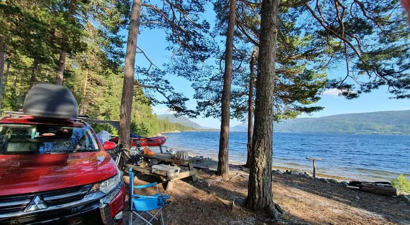 Mitsubishi med telt og camping utstyr - Image 1