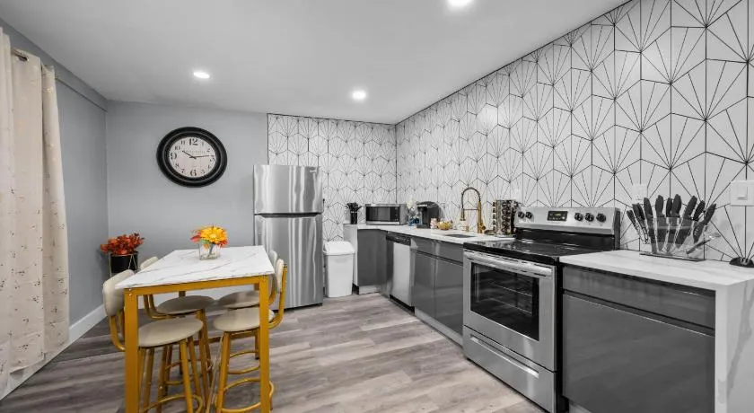 Classy and Chic 2BR Home near Galleria - Image 1