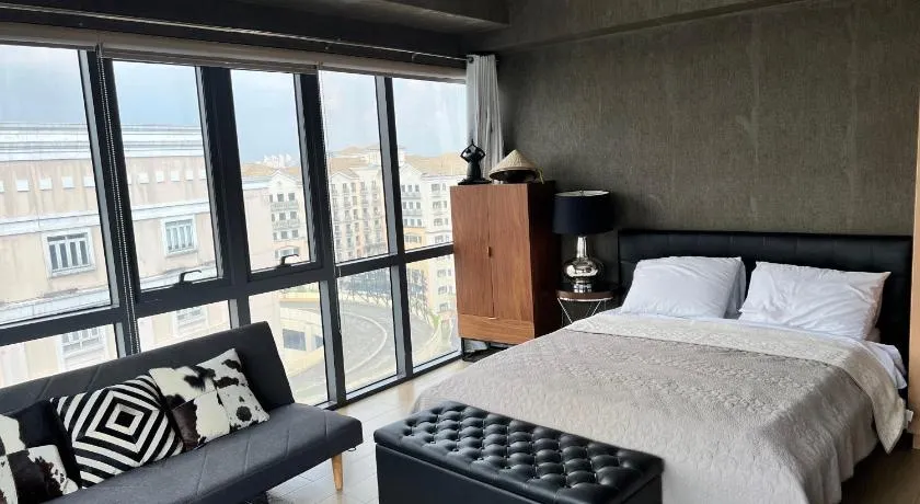 Modern and Cozy Studio near Airport Terminal 3 - Image 1