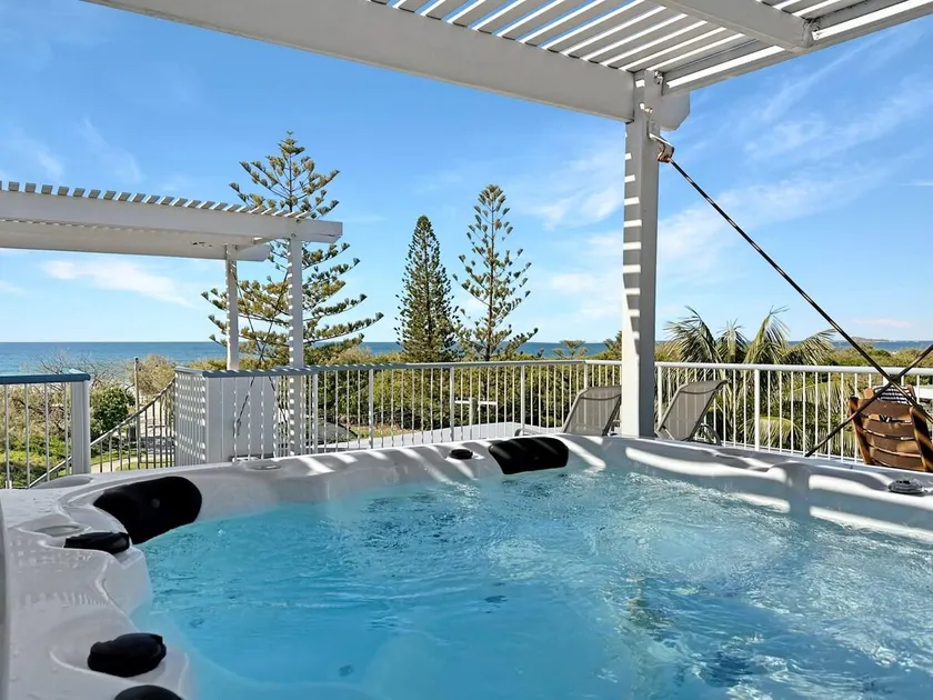 Beachfront Apt with rooftop spa across from Marcoola Beach - Image 1