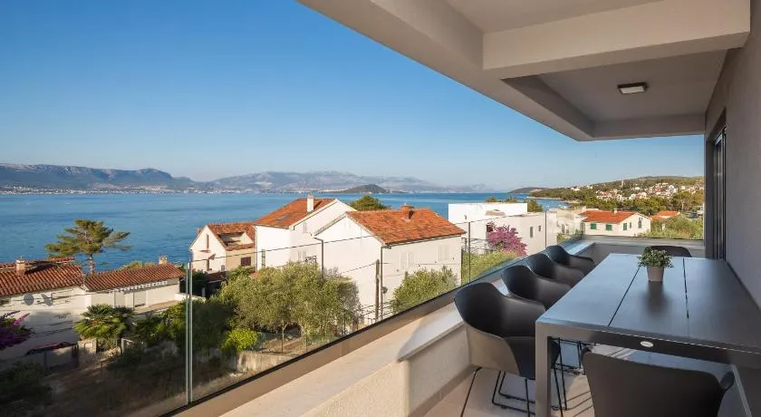 House & Home Slatine - Image 1