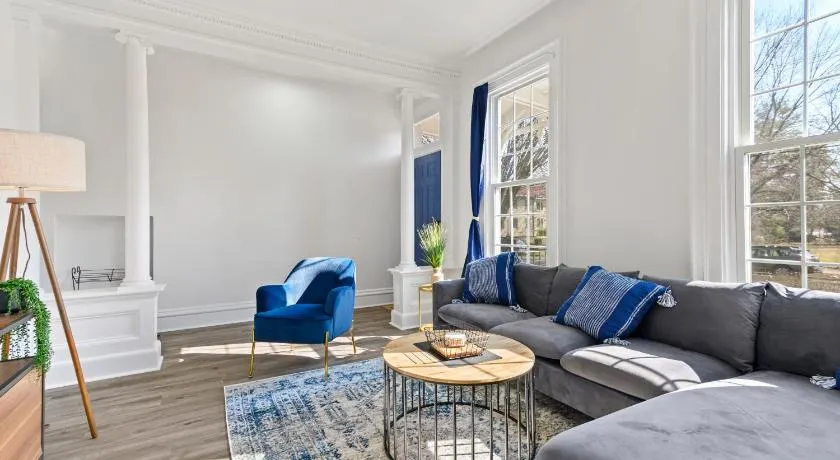 Casa Soleada in East Rock near DT and Yale SOM with FREE Parking and King Bed - Image 1