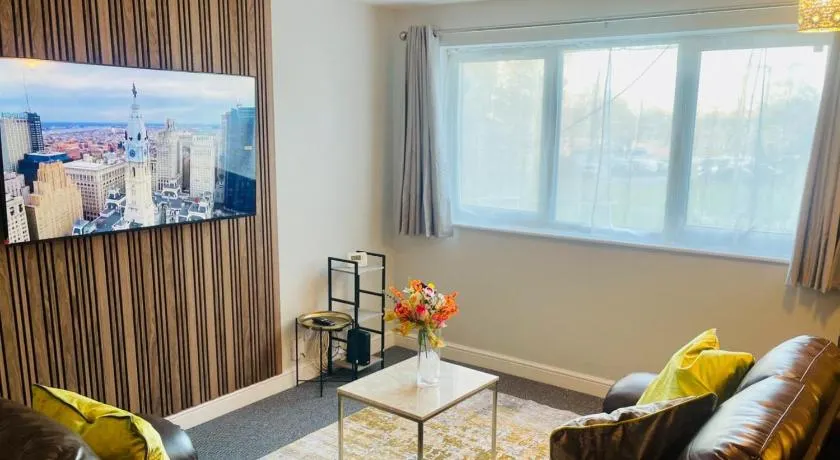 Corby- Split Level Apartment with 3 Bedrooms - Image 1