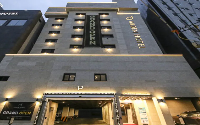 Aden Hotel - Image 1