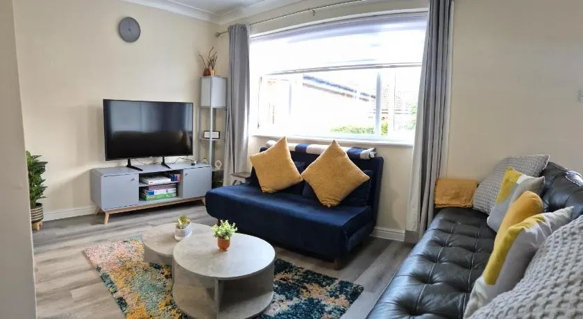 Cosy 2 Bedroom House Stevenage Old town Close to Train Station Free Parking Sleeps 4-6 - Image 1
