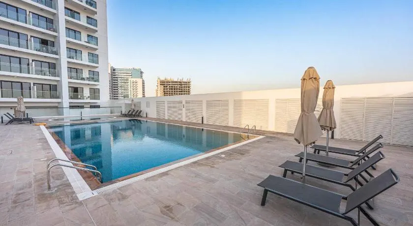 Free housekeeping visits during your stay - StayShort - Jebel Ali Sleeps 2 with a Beautiful Swimming Pool - Image 1