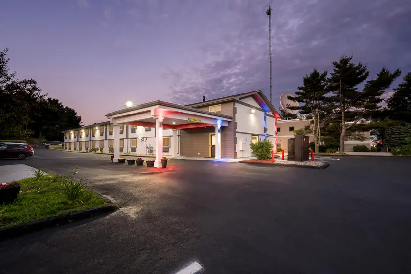 Super 8 by Wyndham Lewiston Auburn Area - Image 1