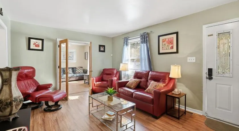 Next Stop! Comfort! 3 BR Near Amtrak Station! - Image 1