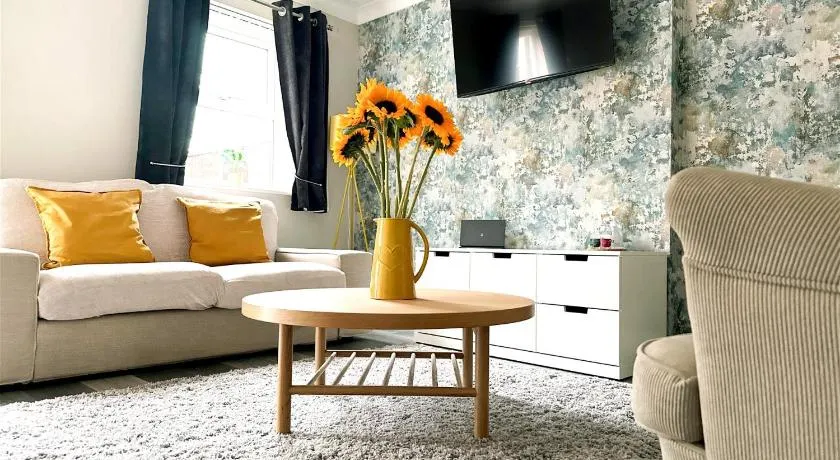 Stylish Village Townhouse w/ Parking – Near Leeds & York - Image 1
