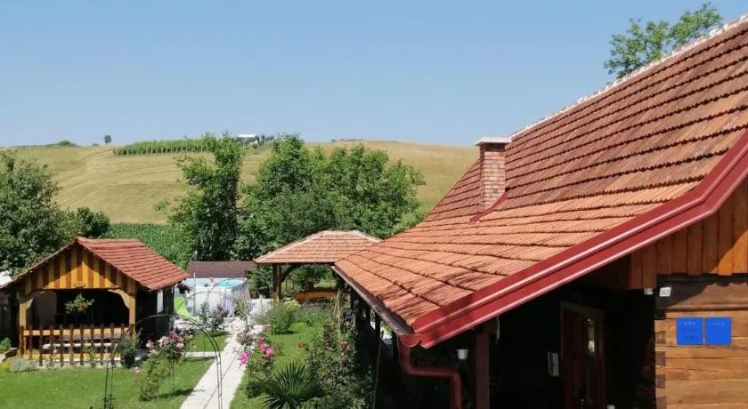 Pod orehom drvena kuća i sauna - Image 1