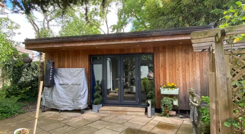 Thistle Lodge - Quiet Garden lodge with off road parking - Image 1