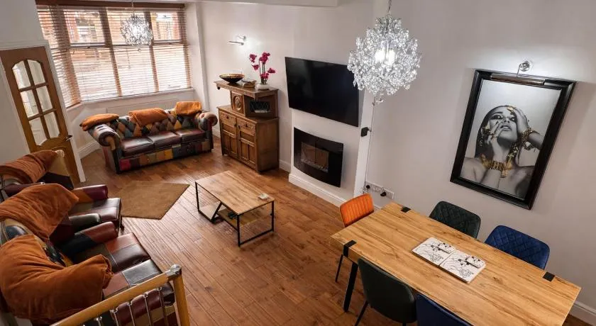 Lily's Pad - 3BR House, Cosy City Living, Patio, Parking, Sleeps 6 - Image 1