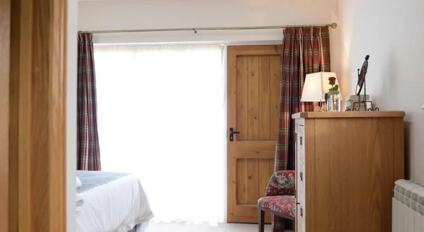 The Red Lion, Barn Accommodation - Image 1
